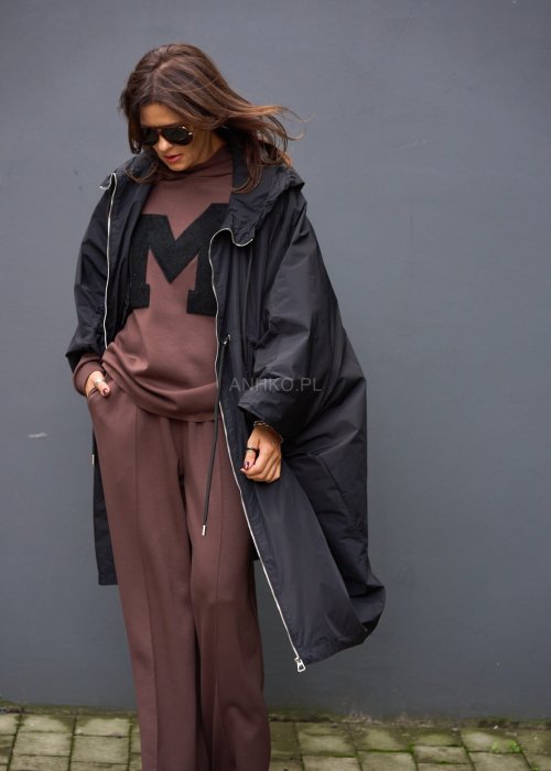 Brązowy komplet dresowy damski z oversize’ową bluzą z literą M i szerokimi spodniami z elastycznym pasem, stylizacja w nowoczesnym miejskim klimacie