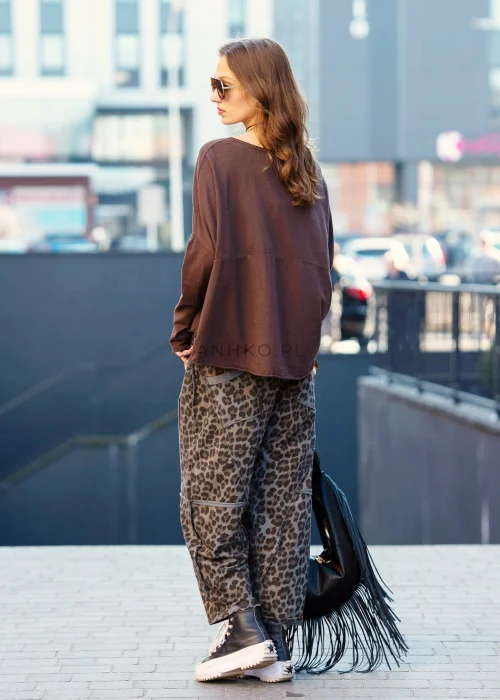 Bawełniane spodnie Neokadia Lampards w panterkę, luźny fason z obniżonym krokiem i dekoracyjnymi przeszyciami.