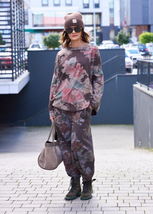 Damska bluza oversize w kwiatowy wzór w odcieniach różu i zieleni na ciemnobrązowym tle