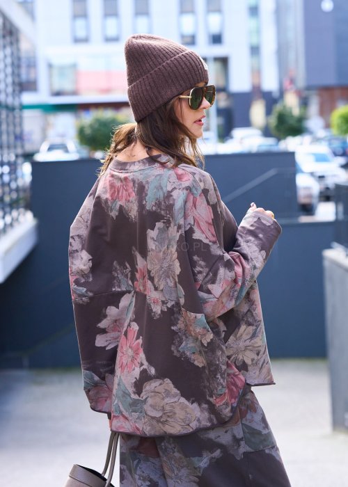 Damska bluza oversize w kwiatowy wzór w odcieniach różu i zieleni na ciemnobrązowym tle