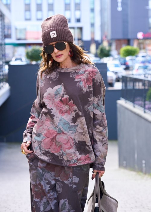 Damska bluza oversize w kwiatowy wzór w odcieniach różu i zieleni na ciemnobrązowym tle