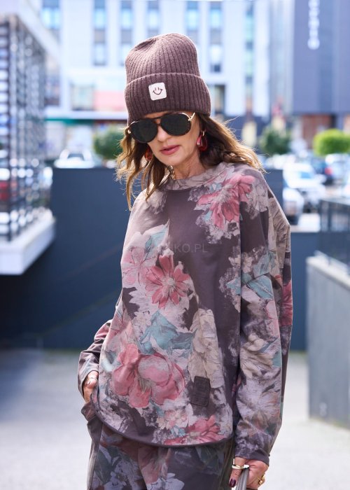 Damska bluza oversize w kwiatowy wzór w odcieniach różu i zieleni na ciemnobrązowym tle