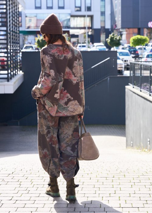 Damska bluza oversize w kwiatowy wzór w odcieniach różu i zieleni na ciemnobrązowym tle
