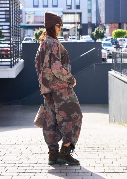Damska bluza oversize w kwiatowy wzór w odcieniach różu i zieleni na ciemnobrązowym tle