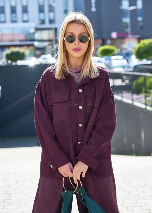 Bordowa koszula damska oversize z haftowanym wzorem i kieszeniami na piersi, zapinana na guziki