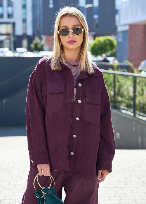 Bordowa koszula damska oversize z haftowanym wzorem i kieszeniami na piersi, zapinana na guziki