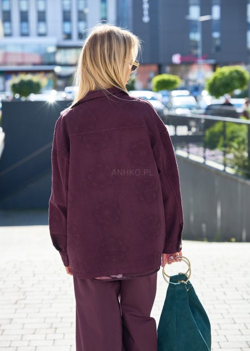 Bordowa koszula damska oversize z haftowanym wzorem i kieszeniami na piersi, zapinana na guziki