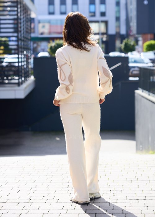 Komplet damski dzianinowy w kolorze ecru z beżowym haftem liści, sweter z długim rękawem i spodnie z szeroką nogawką