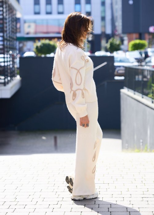 Komplet damski dzianinowy w kolorze ecru z beżowym haftem liści, sweter z długim rękawem i spodnie z szeroką nogawką