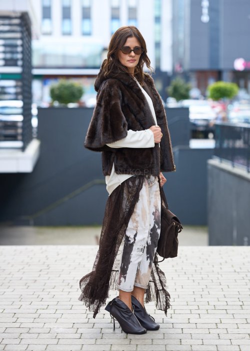 Stylowa damska kamizelka z ciemnobrązowego sztucznego futra z kapturem. Elegancka i ciepła, idealna jako warstwa wierzchnia na chłodniejsze dni.