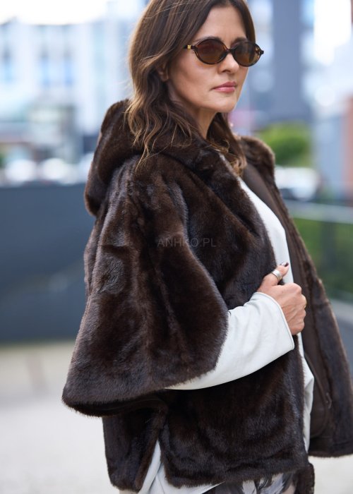 Stylowa damska kamizelka z ciemnobrązowego sztucznego futra z kapturem. Elegancka i ciepła, idealna jako warstwa wierzchnia na chłodniejsze dni.