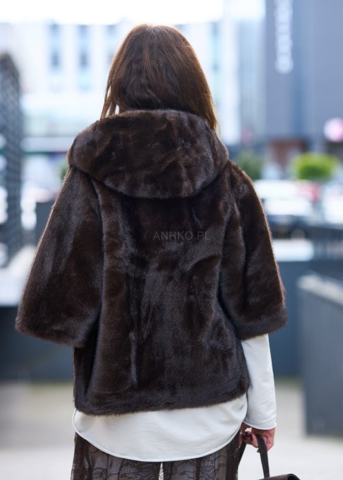 Stylowa damska kamizelka z ciemnobrązowego sztucznego futra z kapturem. Elegancka i ciepła, idealna jako warstwa wierzchnia na chłodniejsze dni.