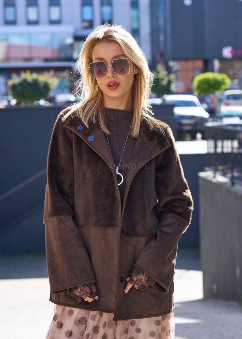 Stylowa kurtka damska w odcieniach brązu – górna część wykonana z miękkiego, futrzanego materiału, dolna z matowego zamszu.