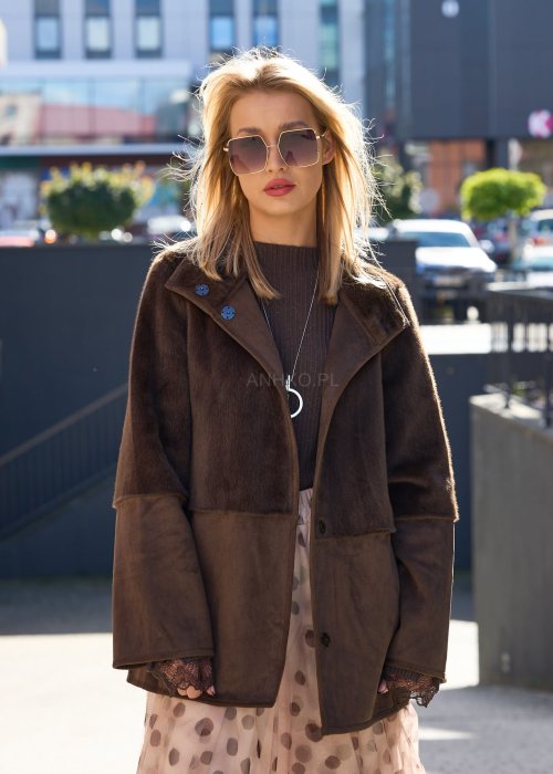 Stylowa kurtka damska w odcieniach brązu – górna część wykonana z miękkiego, futrzanego materiału, dolna z matowego zamszu