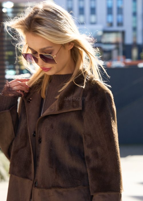 Stylowa kurtka damska w odcieniach brązu – górna część wykonana z miękkiego, futrzanego materiału, dolna z matowego zamszu