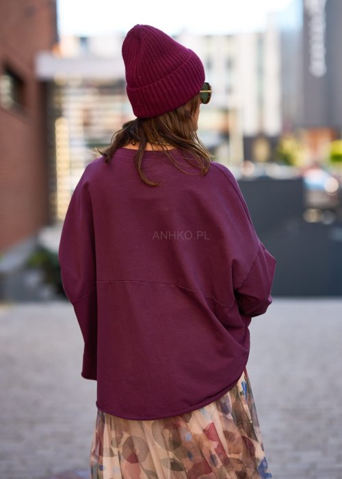 „Bordowa czapka damska zimowa beanie z naszywką i uśmiechem, ciepła dzianina, moda uliczna”