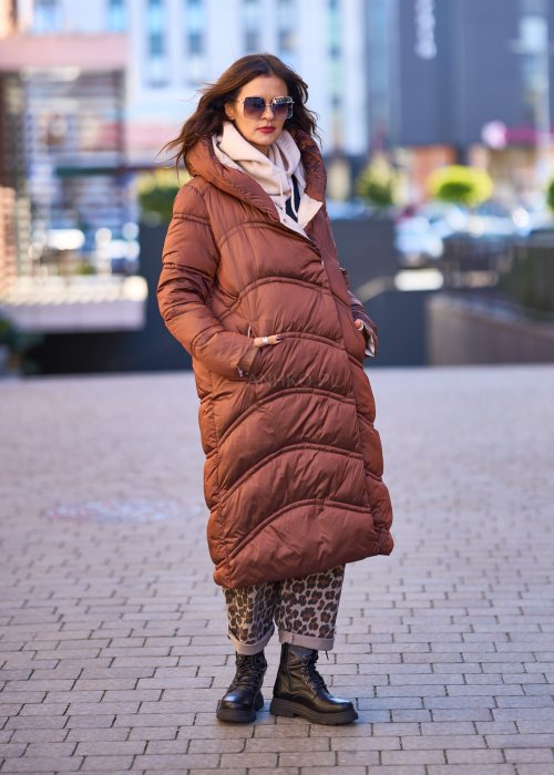 Długi brązowy płaszcz puchowy damski z kapturem i kieszeniami, oversize