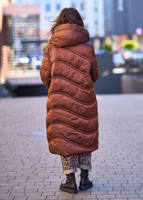 Długi brązowy płaszcz puchowy damski z kapturem i kieszeniami, oversize