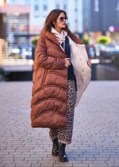 Długi brązowy płaszcz puchowy damski z kapturem i kieszeniami, oversize