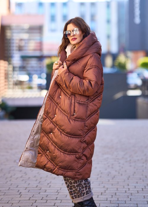 Długi brązowy płaszcz puchowy damski z kapturem i kieszeniami, oversize