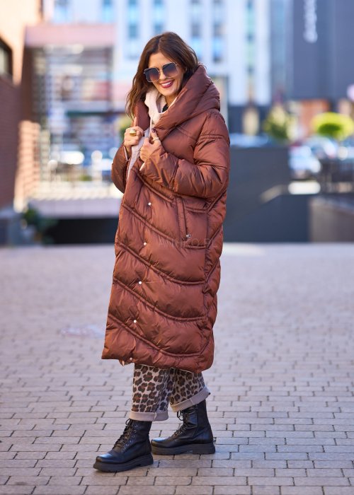 Długi brązowy płaszcz puchowy damski z kapturem i kieszeniami, oversize