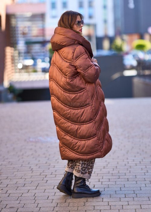 Długi brązowy płaszcz puchowy damski z kapturem i kieszeniami, oversize