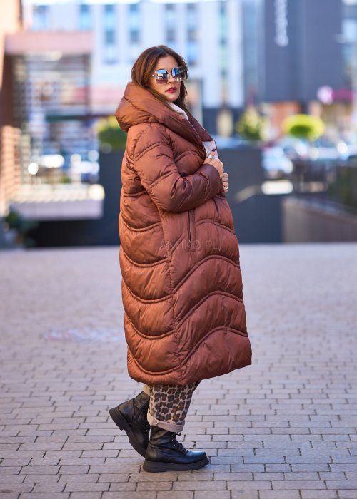 Długi brązowy płaszcz puchowy damski z kapturem i kieszeniami, oversize