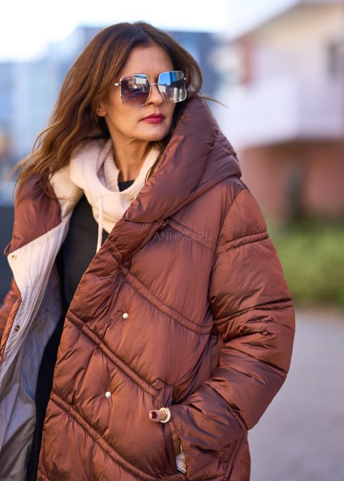 Długi brązowy płaszcz puchowy damski z kapturem i kieszeniami, oversize