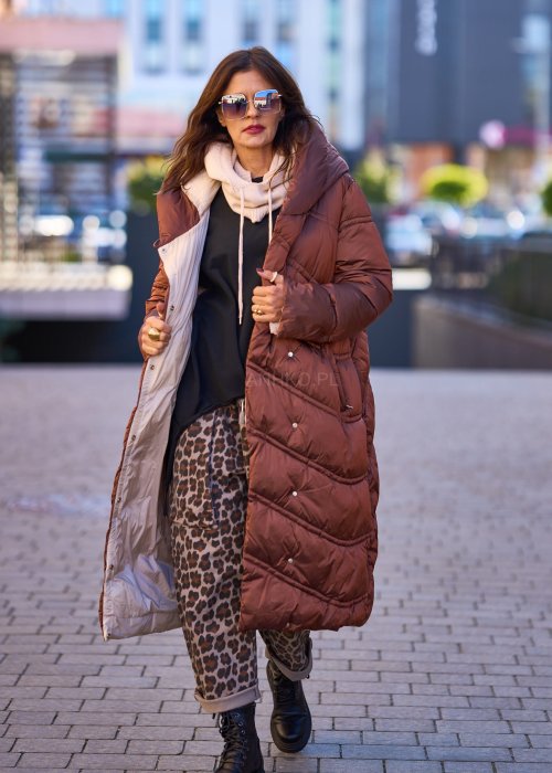 Długi brązowy płaszcz puchowy damski z kapturem i kieszeniami, oversize