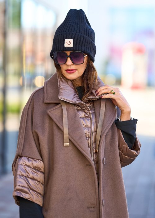 Czarno grafitowa czapka damska beanie z wywinięciem i naszywką, zimowy styl streetwear