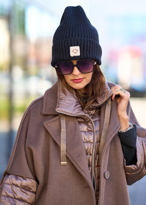 Czarno grafitowa czapka damska beanie z wywinięciem i naszywką, zimowy styl streetwear