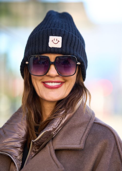 Czarno grafitowa czapka damska beanie z wywinięciem i naszywką, zimowy styl streetwear