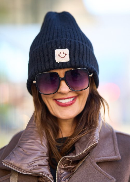 Czarno grafitowa czapka damska beanie z wywinięciem i naszywką, zimowy styl streetwear