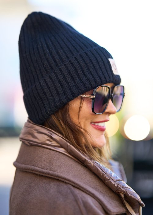 Czarno grafitowa czapka damska beanie z wywinięciem i naszywką, zimowy styl streetwear