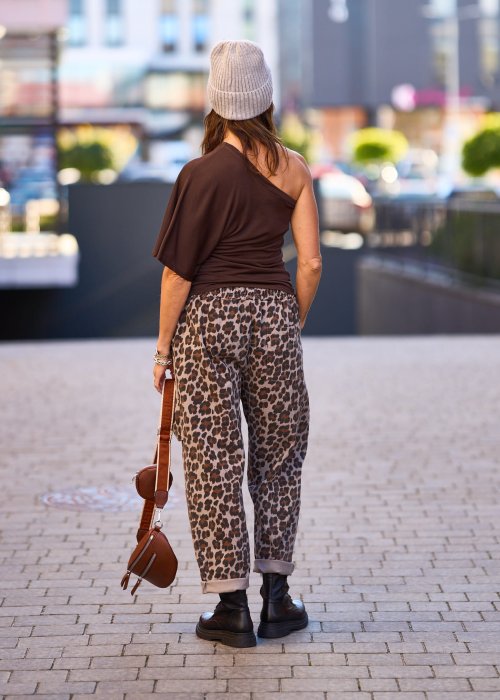 Jasnoszara czapka damska beanie z naszywką uśmiechu, dzianina prążkowana, zimowa stylizacja
