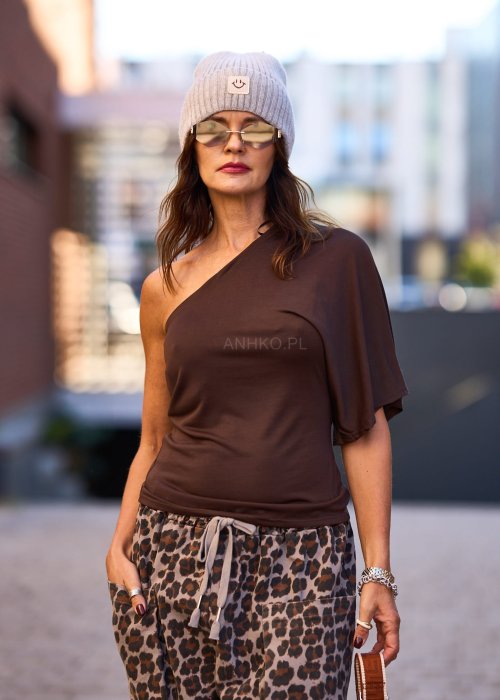 Jasnoszara czapka damska beanie z naszywką uśmiechu, dzianina prążkowana, zimowa stylizacja