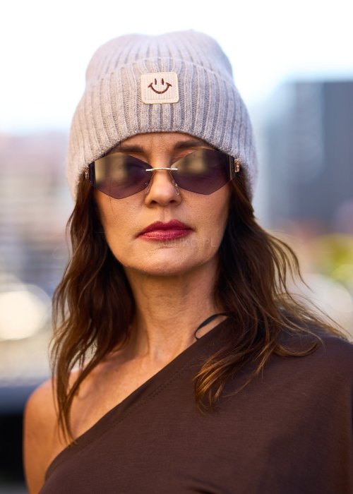 Jasnoszara czapka damska beanie z naszywką uśmiechu, dzianina prążkowana, zimowa stylizacja