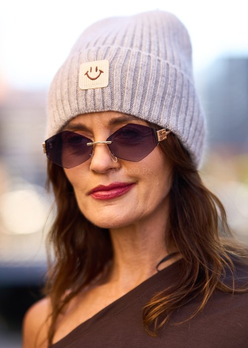 Jasnoszara czapka damska beanie z naszywką uśmiechu, dzianina prążkowana, zimowa stylizacja