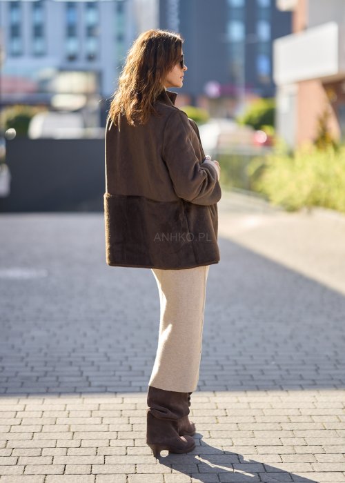 Stylowa kurtka damska w odcieniach brązu – górna część wykonana z miękkiego, futrzanego materiału, dolna z matowego zamszu