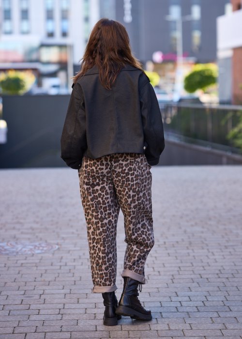Damskie spodnie w panterkę z kieszeniami i wiązaniem w pasie, luźny krój casual