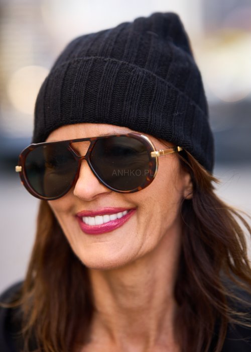 Klasyczna czarna czapka damska na zimę, dzianinowa, wygodna i elastyczna