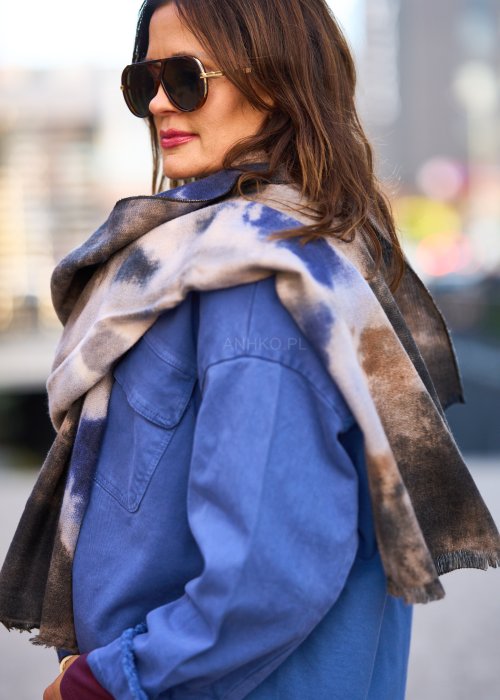 Szal damski w odcieniach beżu i granatu, miękka tkanina, modny wzór tie dye