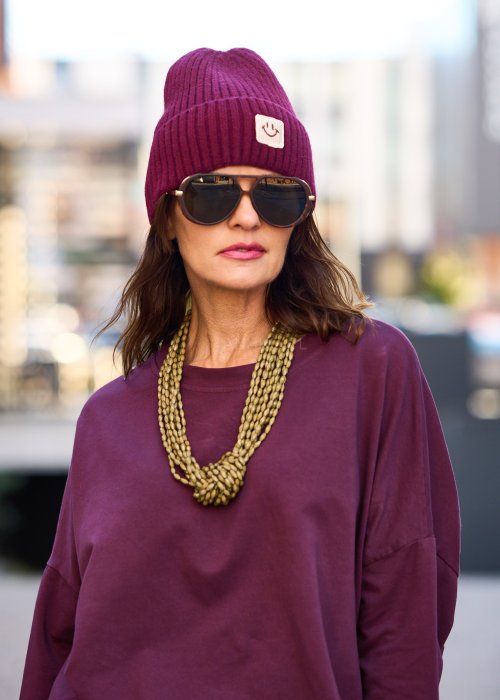 „Bordowa czapka damska zimowa beanie z naszywką i uśmiechem, ciepła dzianina, moda uliczna”