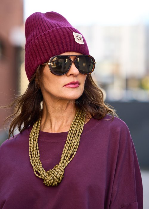 „Bordowa czapka damska zimowa beanie z naszywką i uśmiechem, ciepła dzianina, moda uliczna”