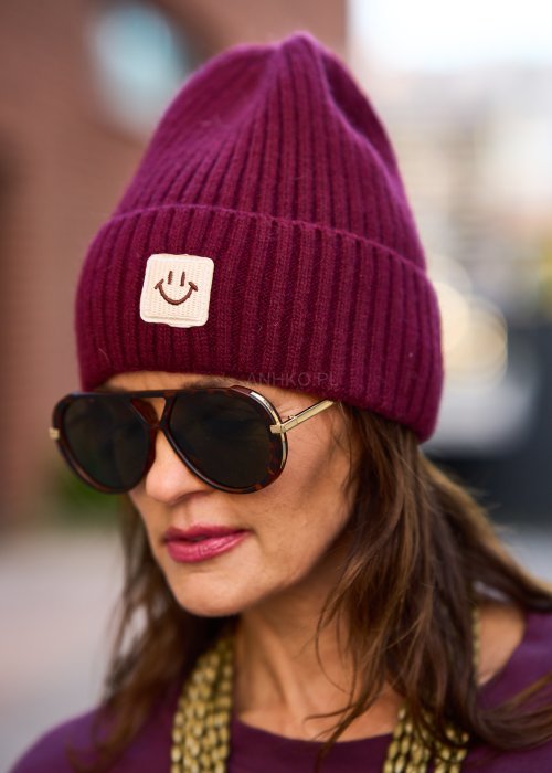 „Bordowa czapka damska zimowa beanie z naszywką i uśmiechem, ciepła dzianina, moda uliczna”