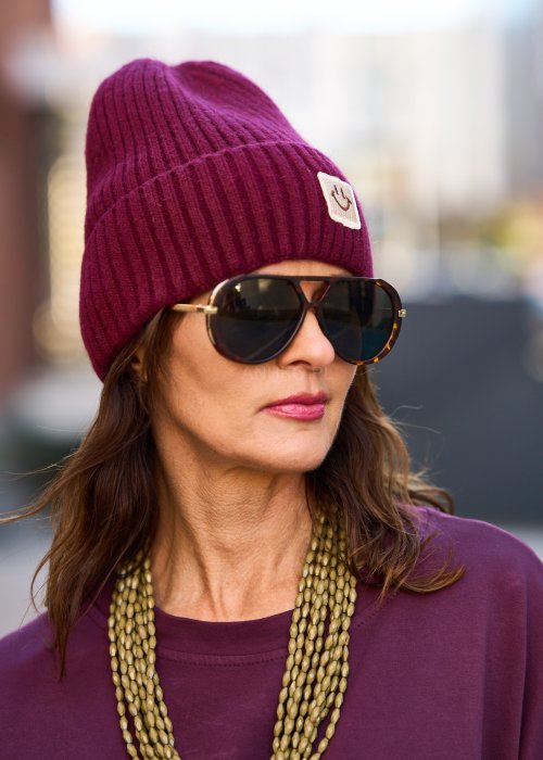 „Bordowa czapka damska zimowa beanie z naszywką i uśmiechem, ciepła dzianina, moda uliczna”