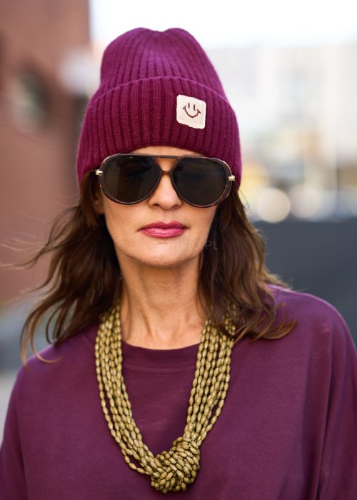 „Bordowa czapka damska zimowa beanie z naszywką i uśmiechem, ciepła dzianina, moda uliczna”