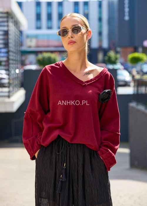 Wiśniowa bluza damska oversize z dekoltem w serek, luźny krój, długie rękawy i ozdobny kwiat