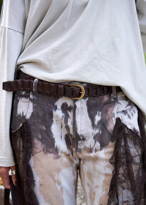 Stylowy pasek z naturalnej skóry wplecionej w efektowny splot, z solidną klamrą.