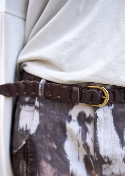 Stylowy pasek z naturalnej skóry wplecionej w efektowny splot, z solidną klamrą.